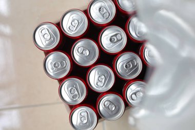 Alüminyum kutular bir gurup kapatın. Kapak alüminyum kutular. Alüminyum kutular. Üstten görünüm. Alüminyum kutular.