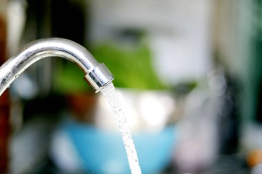 bir kanal veya boru dışarı fışkıran su su akımları yakın çekim