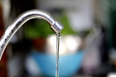 bir kanal veya boru dışarı fışkıran su su akımları yakın çekim