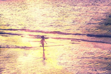 siluet su üzerinde çalışan genç kız