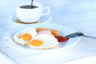 Yemek masada sabah yumurta