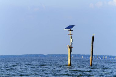 güneş paneli denizin ortasında ayarla