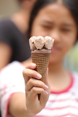 dondurma genç kız elinde.
