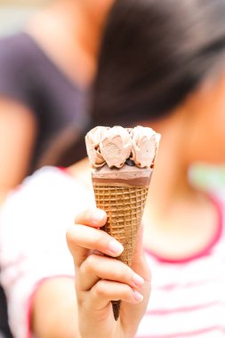 dondurma genç kız elinde.