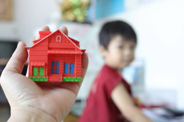 El, gayrimenkul ve mortgage yatırım minyatür ev. Emlak risk. bir kolay bir şekilde ev sahibi olmak. İpotek kavramı. elinde küçük at