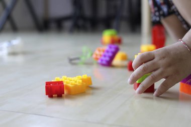 oyuncak bloklar yere evde oynayan çocuk el