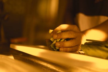 sabah mutfakta kesme sebze ile el