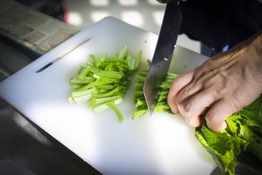 sabah mutfakta kesme sebze ile el