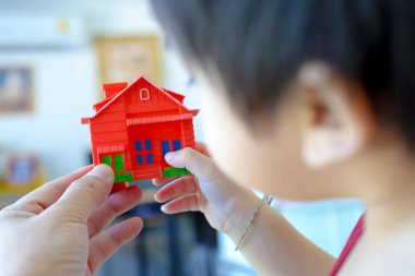 El, gayrimenkul ve mortgage yatırım minyatür ev. Emlak risk. bir kolay bir şekilde ev sahibi olmak. İpotek kavramı. elinde küçük at