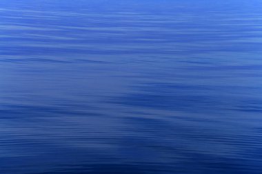 Özellikle bir nesne ya da hafif bir esinti bırakarak neden olduğu gibi bir küçük dalga veya dalgalar su yüzeyinde dizi dalgalanma