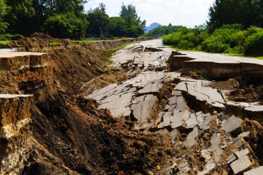 çöküşü ve yolun arıza.
