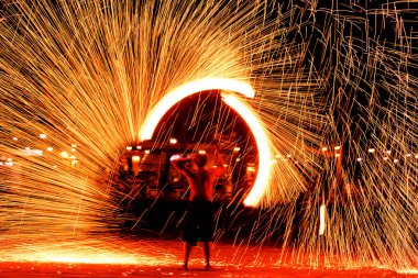 ateşi dans denize sıfır, Tayland Doğu kıyısında plaj üzerinde
