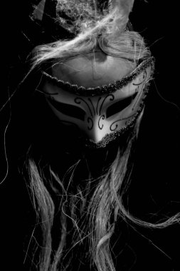 Eğlendirmek veya diğer insanları korkutmak için maske.