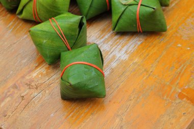 muz yaprak Tay tarzında muz yaprak içinde ekşi domuz eti yemek sarılı