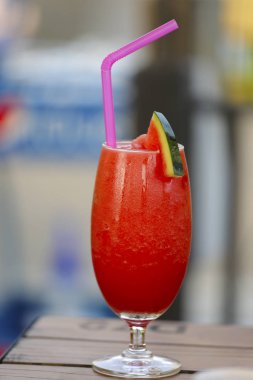 Karpuz suyu cam masada