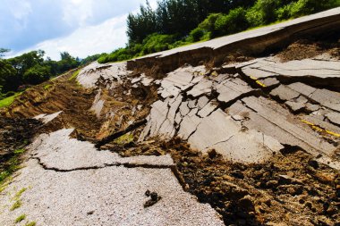 çöküşü ve yolun arıza.