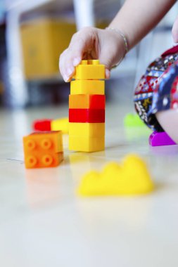 oyuncak bloklar yere evde oynayan çocuk el