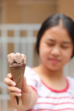dondurma genç kız elinde.