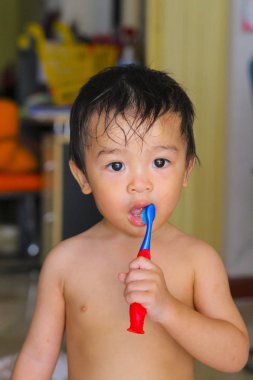 diş fırçalama ve gülümseyen çocuk çocuk