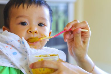 mutlu yemek: küçük Asya çocuk sahiptir yemek yeme