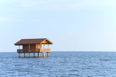 Eski evde yalnız: okyanus, Tayland .