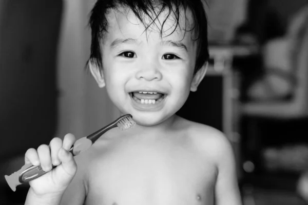 Παιδί Αγόρι Βούρτσισμα Των Δοντιών Και Χαμογελαστός — Φωτογραφία Αρχείου
