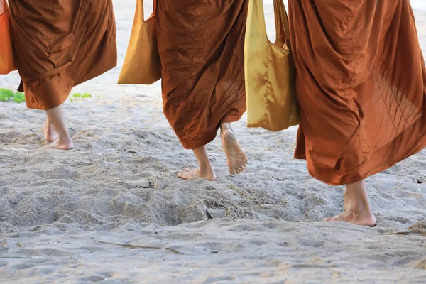 Budist rahip veya kum plaj her gün sabah, Tayland yürüyen Budist Keşiş