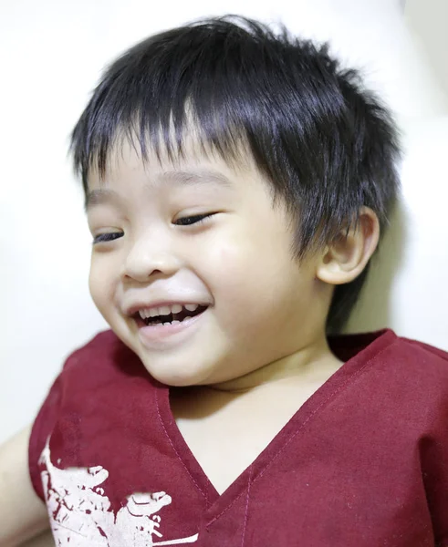 カメラで幸せな子供少年の笑顔 — ストック写真