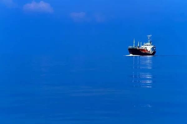 Kargo Gemisi Minimalist Tekne Tarzı Ile Renkli Denizi Üzerinde Bulut — Stok fotoğraf