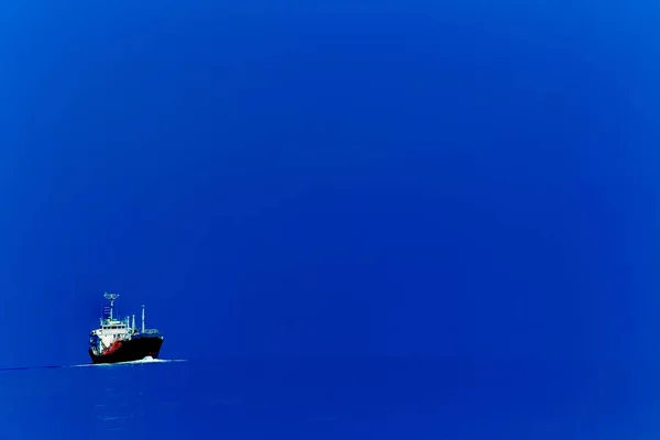 Minimalista Barco Carga Mar Estilo Mínimo Con Colorido Fondo Nube —  Fotos de Stock