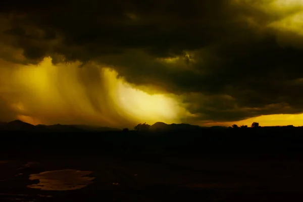 Βροχή Συννεφιασμένο Ουρανό Πάνω Από Βουνό Πριν Από Την Καταιγίδα — Φωτογραφία Αρχείου