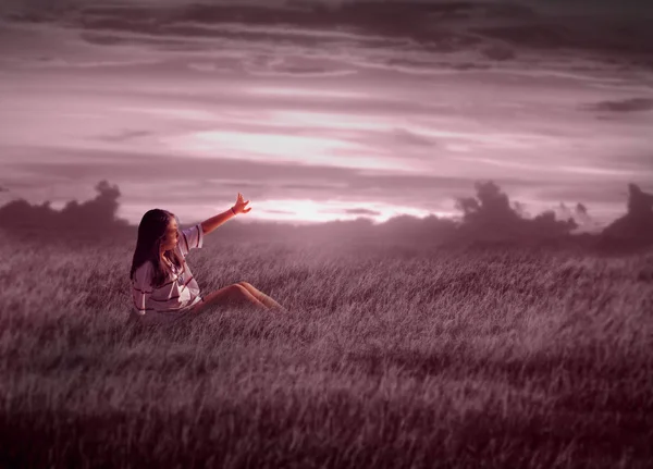 Jonge Tiener Meisje Zit Alleen Het Veld Met Zonsondergang Hemel — Stockfoto