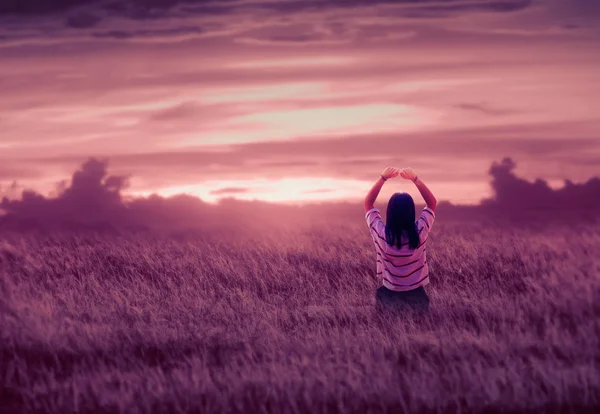 Jonge Tiener Meisje Zit Alleen Het Veld Met Zonsondergang Hemel — Stockfoto