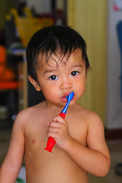 子供の歯を磨くと 笑みを浮かべて少年 — ストック写真