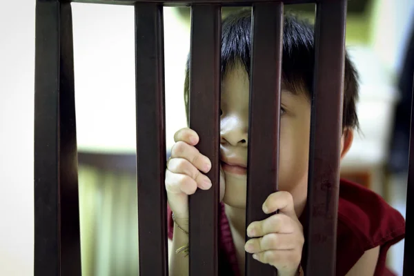 Niño Lindo Chico Mirando Detrás Silla — Foto de Stock