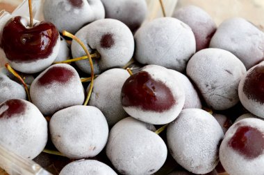 ahşap masa üzerinde dondurulmuş vişne çilek