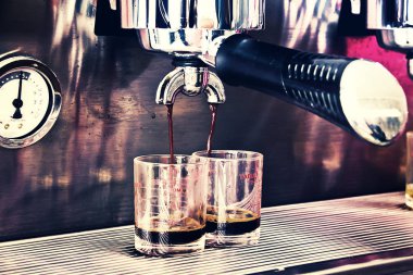 Kahve, bir kafede closeup.coffee makine hazırlık süreci