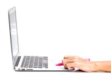 Elleri kalem laptop ile