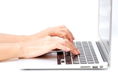kadın el beyaz masa laptop yazarak