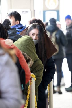 kız Genç kendini Japonya'da bir soğuk kış gününde zevk kar günü