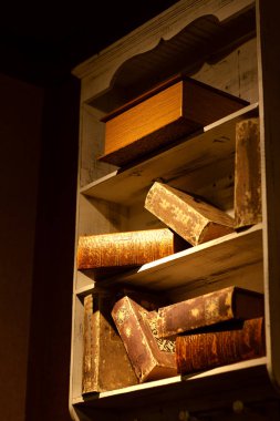 Eski kitaplar kitap rafı.