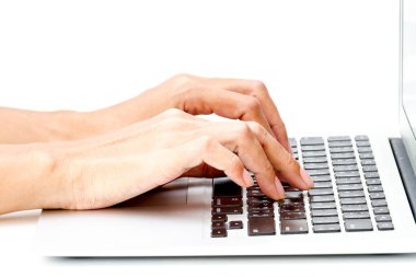 kadın el beyaz masa laptop yazarak