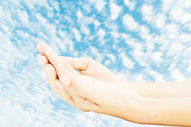 Kadın el güzel gökyüzü üzerinde
