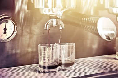 Kahve, bir kafede closeup.coffee makine hazırlık süreci