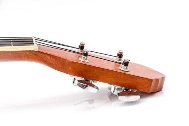 Beyaz arka plan üzerinde izole ukulele gitar