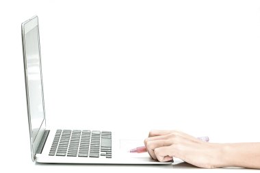 Elleri kalem laptop ile