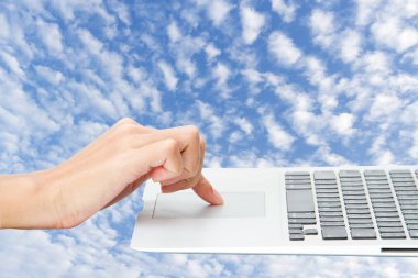 bilgisayar üzerindeki parmak kadın.