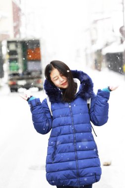 Kız zevk doğada kış yürüyüş karda.