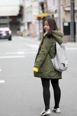 yolda genç kız portresi