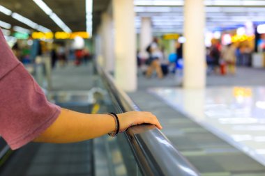 bir korkuluk Havaalanı terminal devam etmek için kullanan genç kız